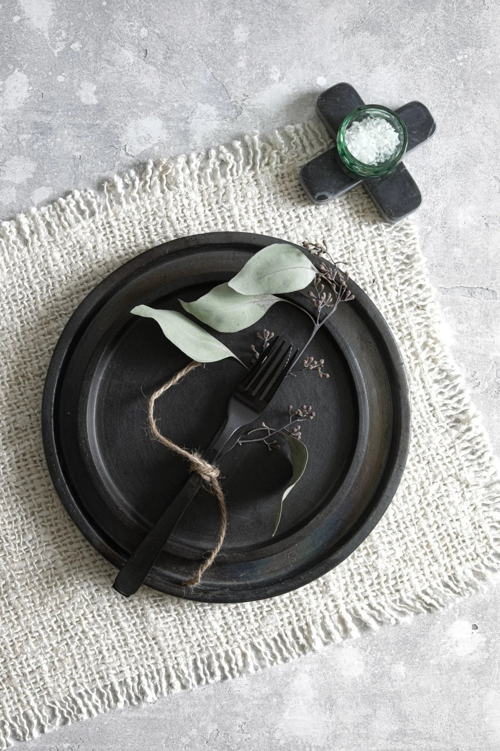 Assiette ronde en terre cuite noire avec décoration de feuilles, diamètre 26 cm
