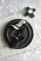 Assiette ronde en terre cuite noire avec décoration de feuilles, diamètre 26 cm
