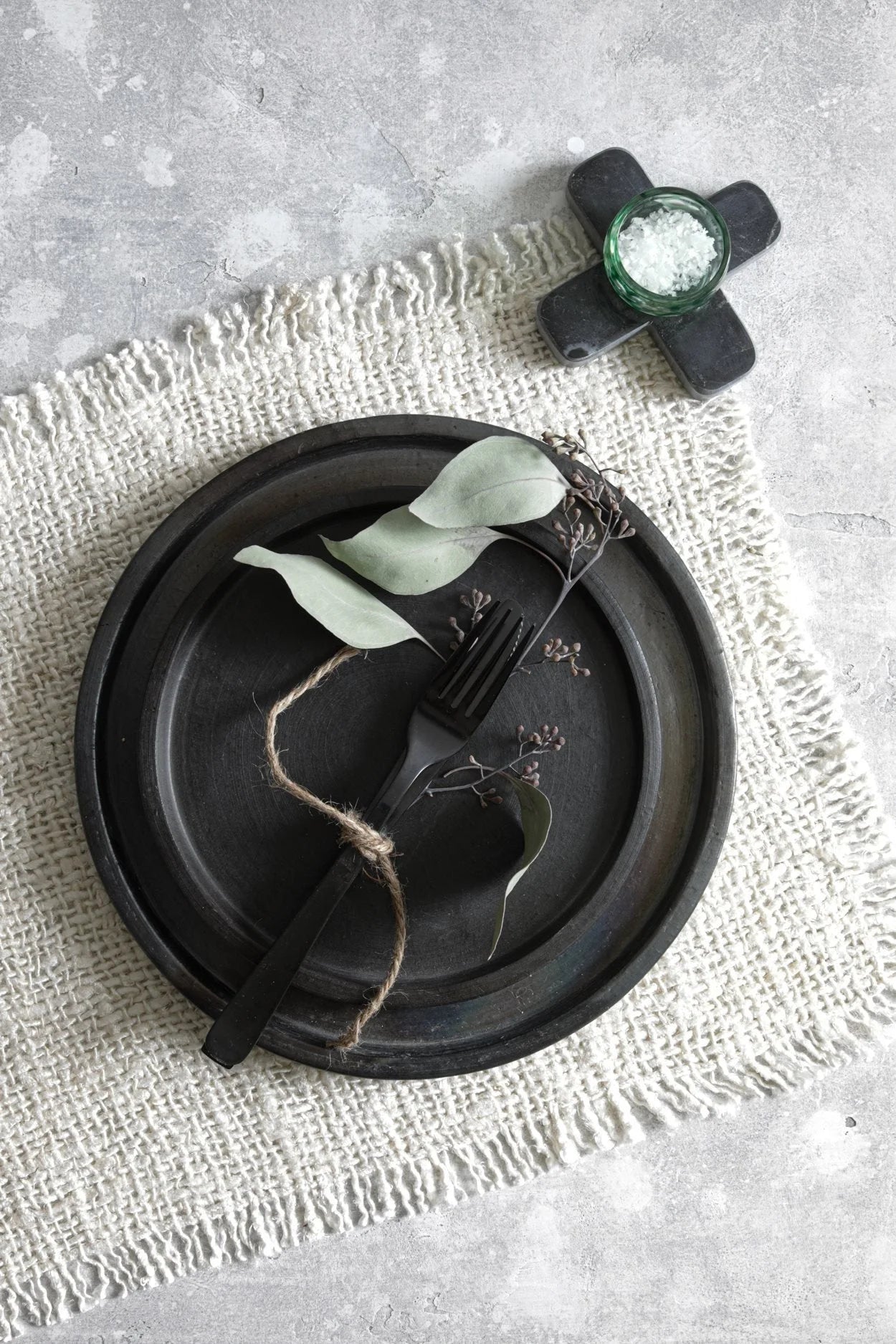 Assiette ronde en terre cuite noire avec décoration de feuilles, diamètre 26 cm