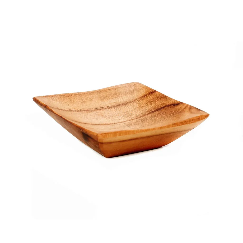 Plat carré en bois.