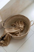Panier en raphia naturel avec tissu drapé pour décoration ou rangement