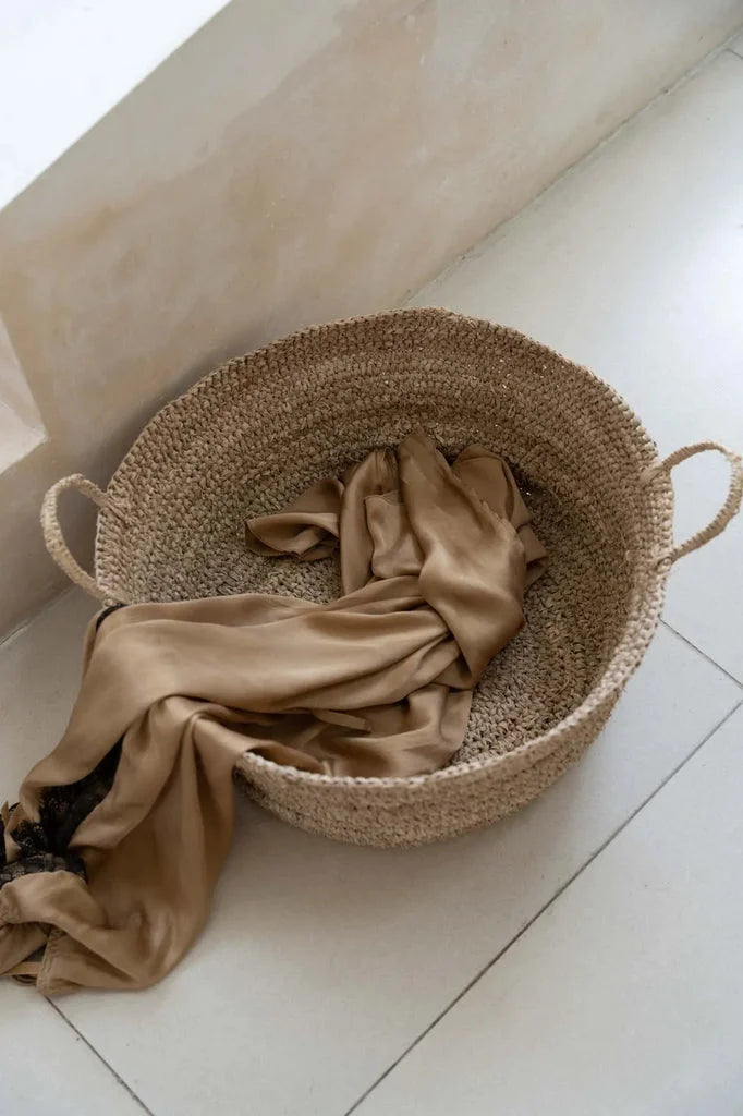 Panier en raphia naturel avec tissu drapé pour décoration ou rangement