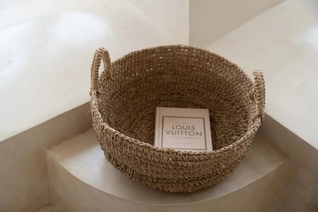 Panier en raphia naturel avec poignées, idéal pour la décoration ou le rangement
