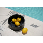 Bol noir contenant quatre citrons jaunes mûrs, parfait pour la décoration