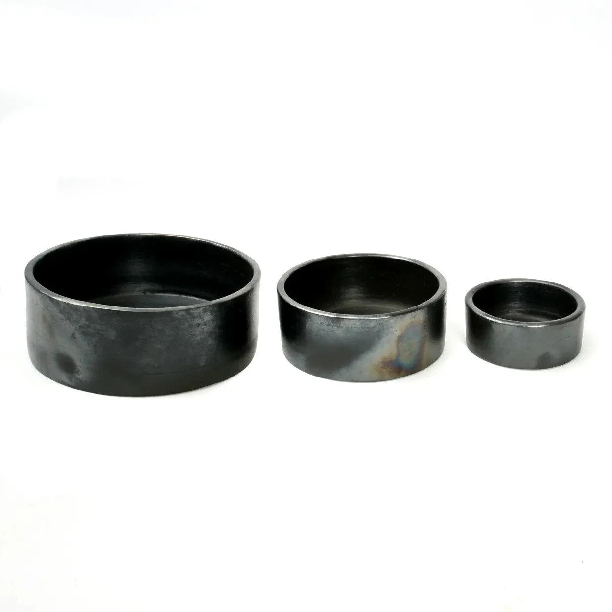 Ensemble de trois bols en métal gris foncé en forme d’anneau pour décoration ou cuisine