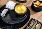 Vue densemble d’une table élégante avec pochette à couverts en coton noir cuivre