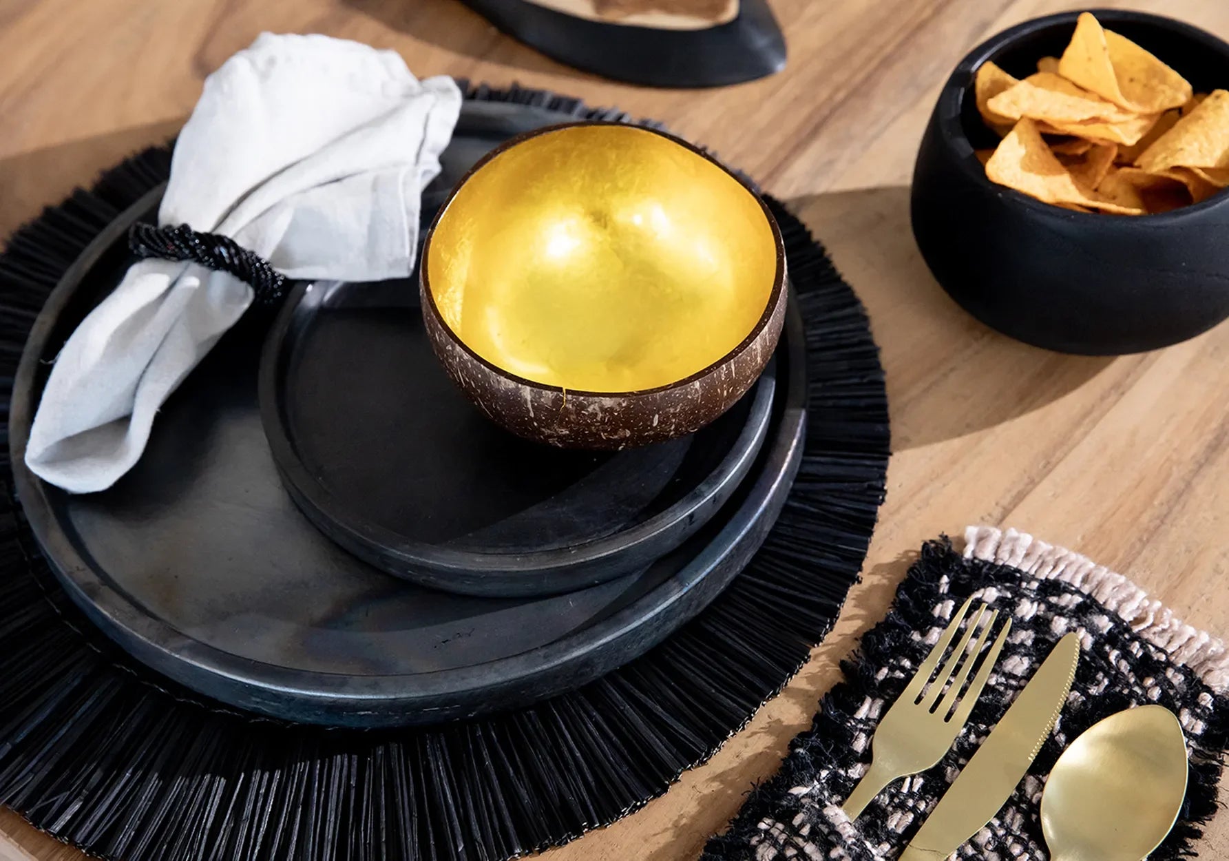 Vue densemble d’une table élégante avec pochette à couverts en coton noir cuivre