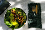Salade saine avec avocat et pois chiches dans pochette à couverts en coton vert foncé