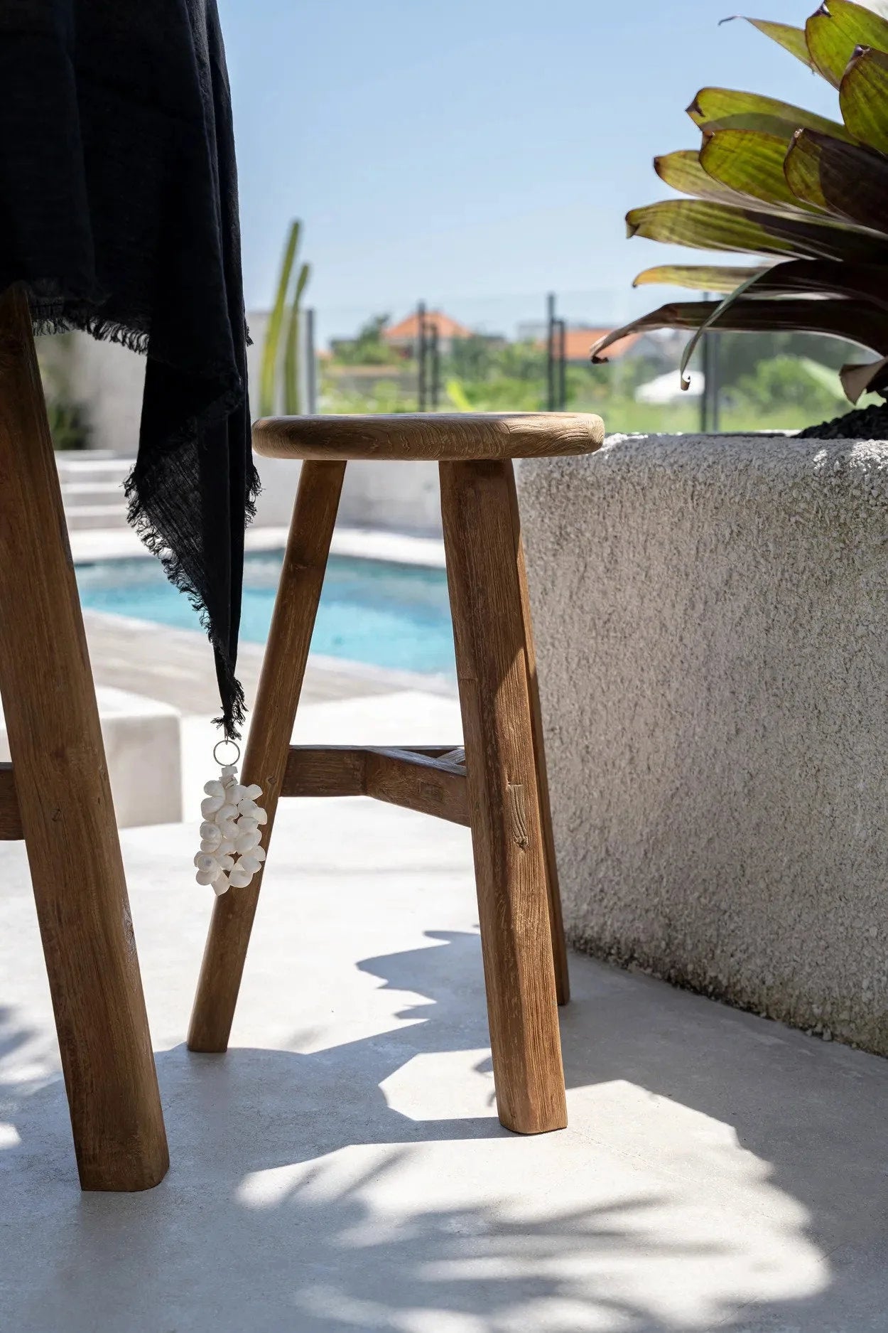 Poids de nappe en coquillages blancs aspect naturel sur un tabouret en bois