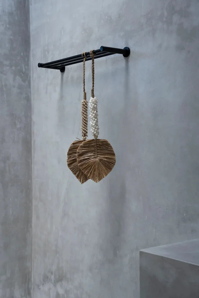 Deux éventails décoratifs en paille avec poignées perlées, blanc naturel Le pompon en coquillage de Raphia