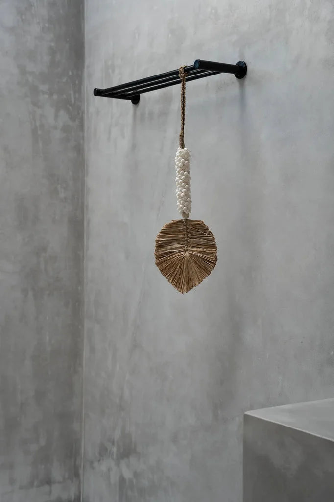 Décor en paille avec feuille suspendue sur corde de perles pour Le Pompon en Coquillage de Raphia