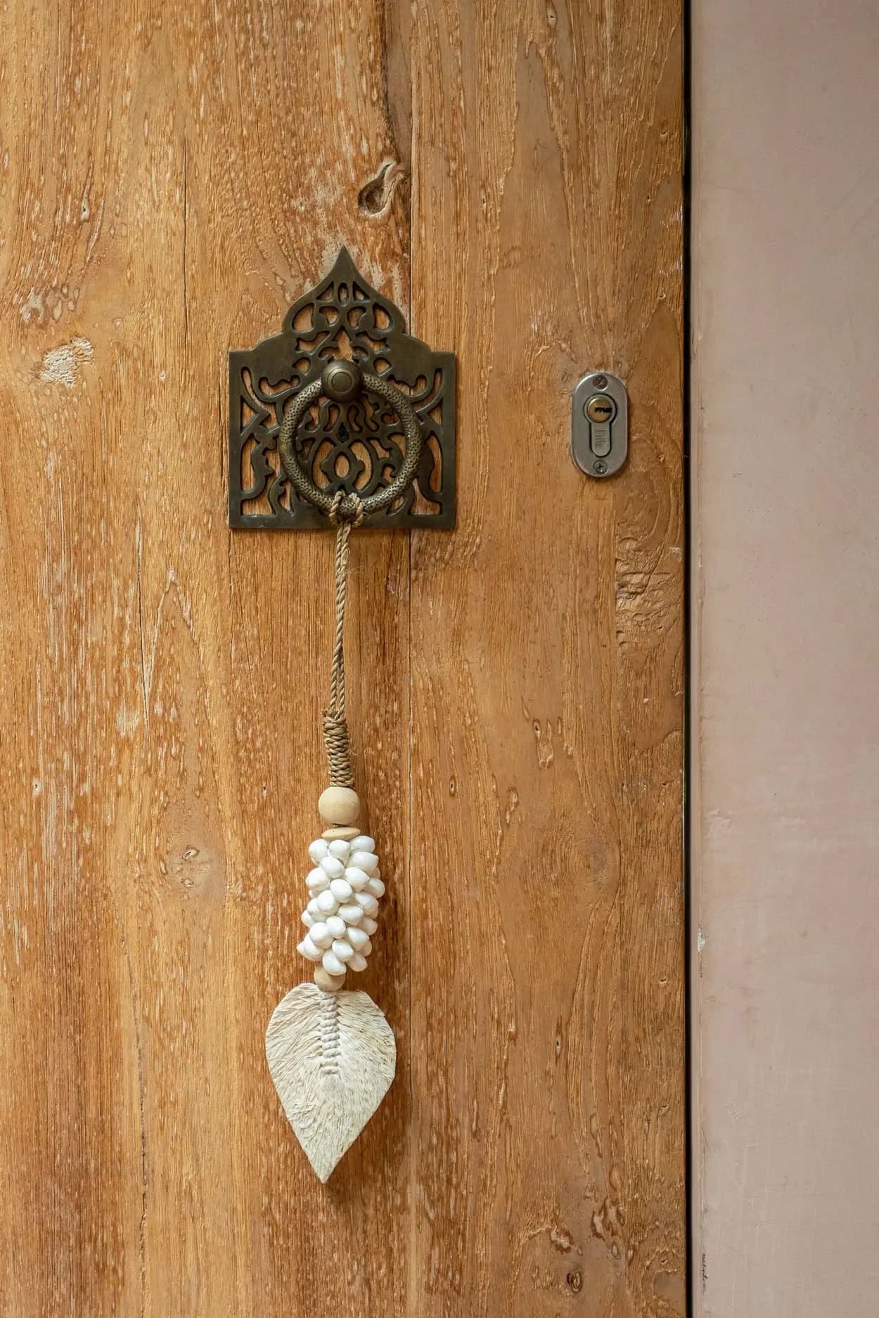 Poignée de porte ornée avec pendentif en feuille pour décoration murale en coquillages blancs