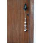 Pompon décoratif en coquillages blancs, cordes naturelles et heurtoir en bois en forme de main