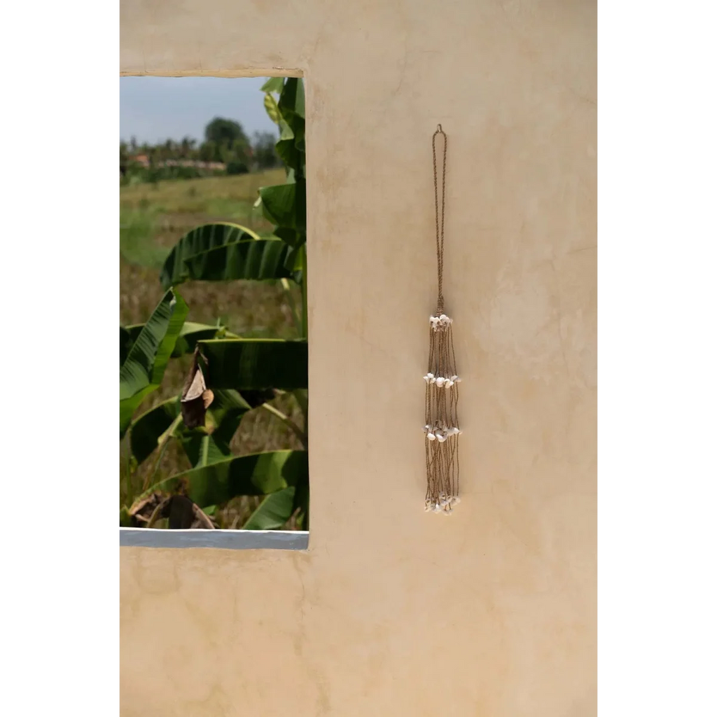 Pompon décoratif en coquillages blancs, cordes naturelles et tiges élancées