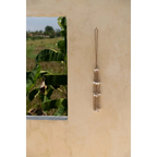 Pompon décoratif en coquillages blancs, cordes naturelles et tiges élancées