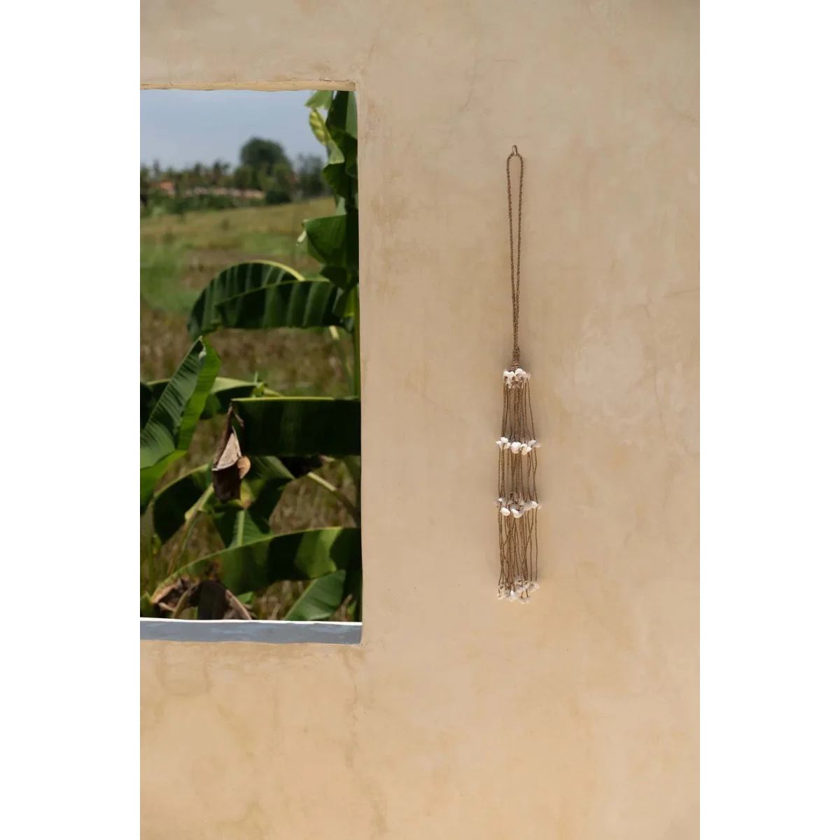 Pompon décoratif en coquillages blancs, cordes naturelles et tiges élancées