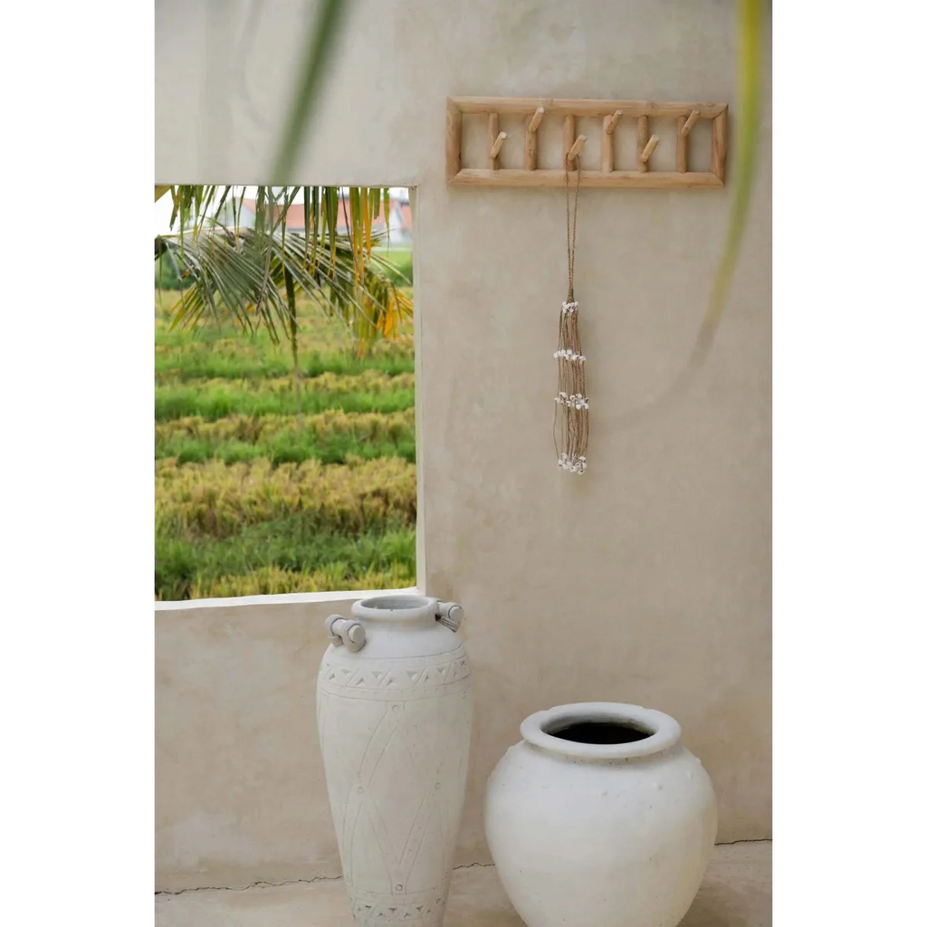 Vase céramique blanc avec accents argentés et design moderne, pompon en coquillages blancs et cordes naturelles