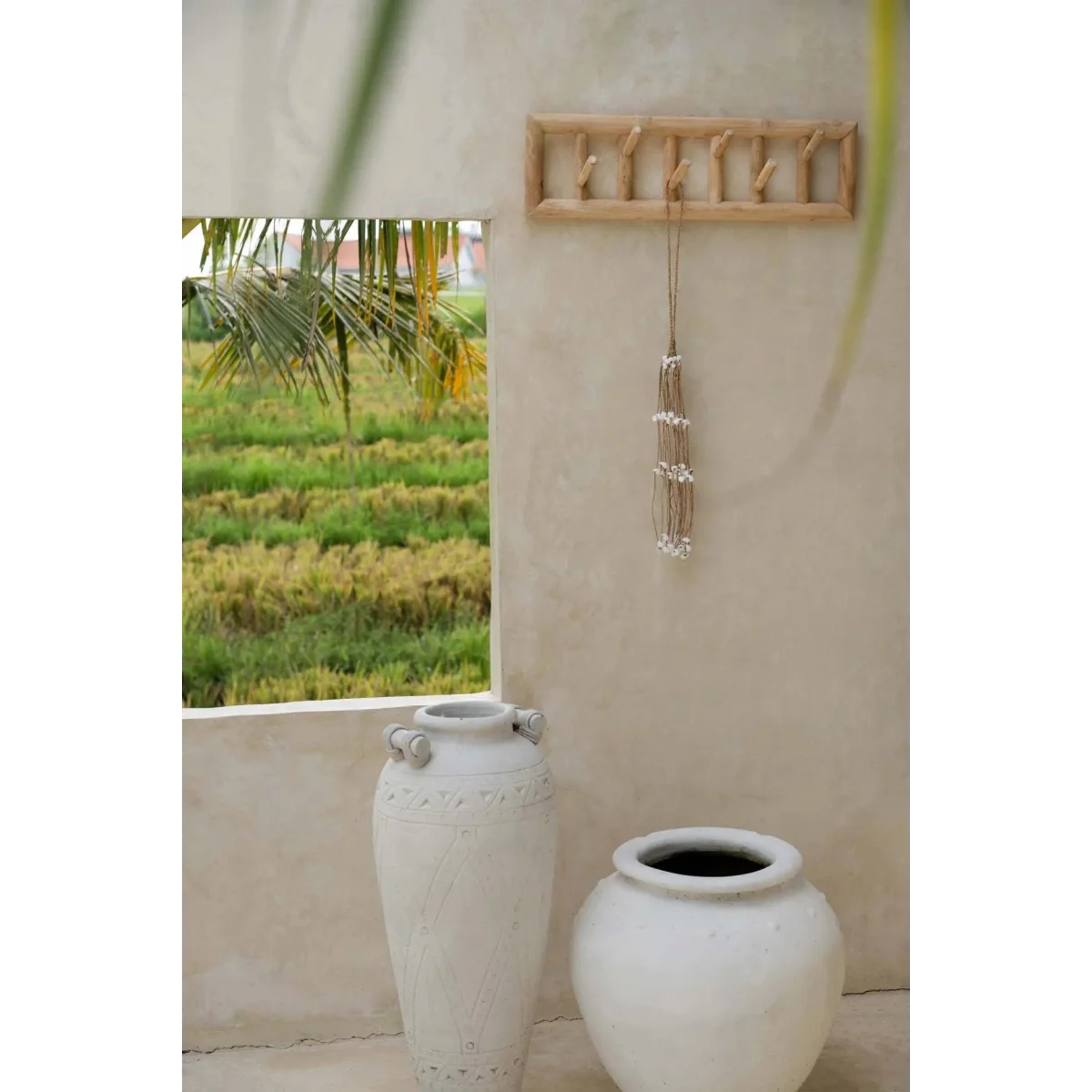 Vase céramique blanc avec accents argentés et design moderne, pompon en coquillages blancs et cordes naturelles