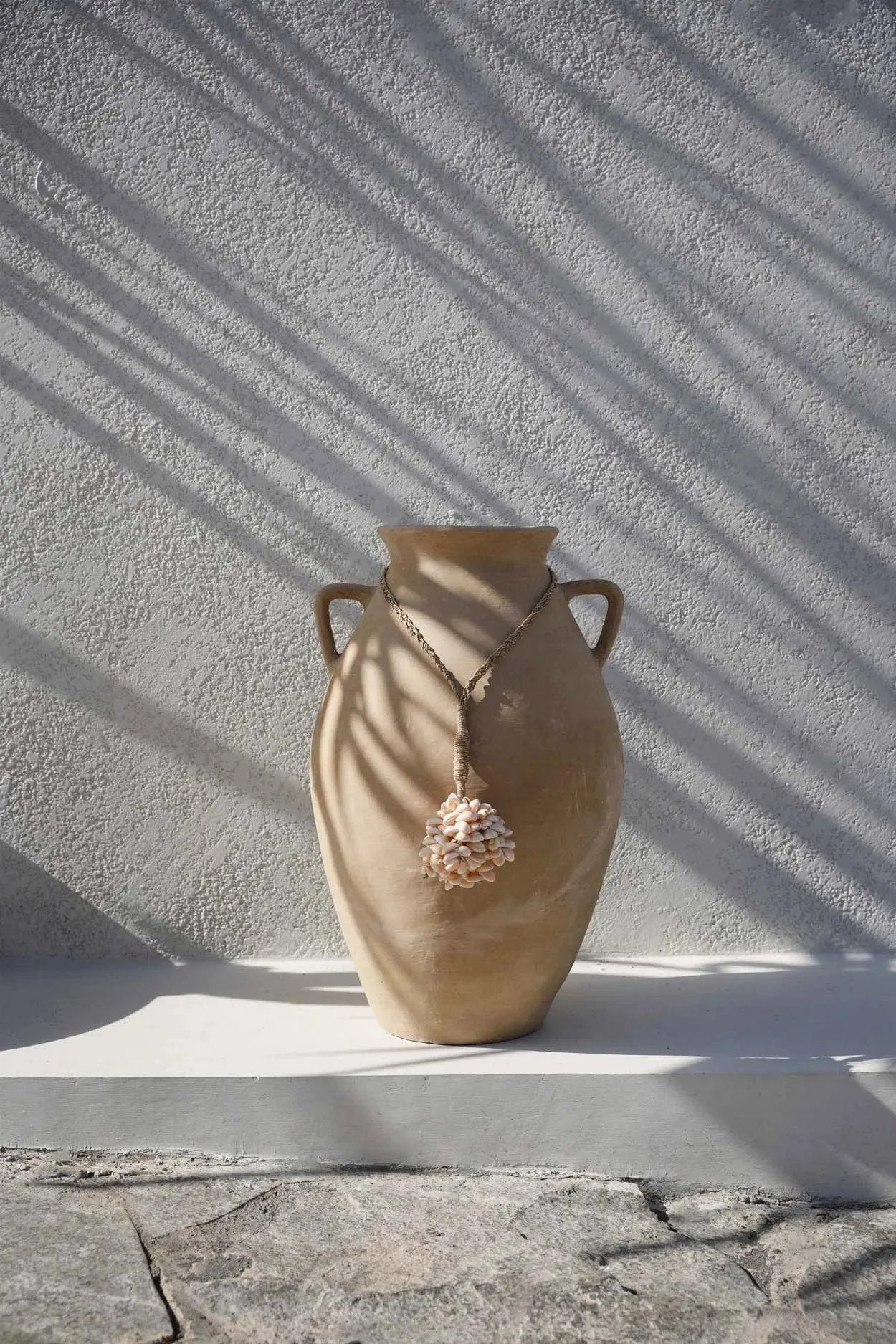 Vase en terre cuite avec anses et collier de coquillages naturels fait main