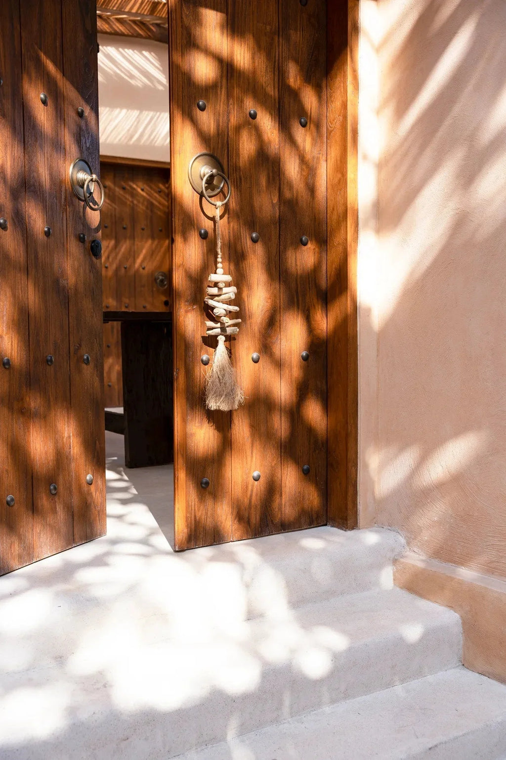 Porte en bois rustique avec quincaillerie laiton et pompon raphia