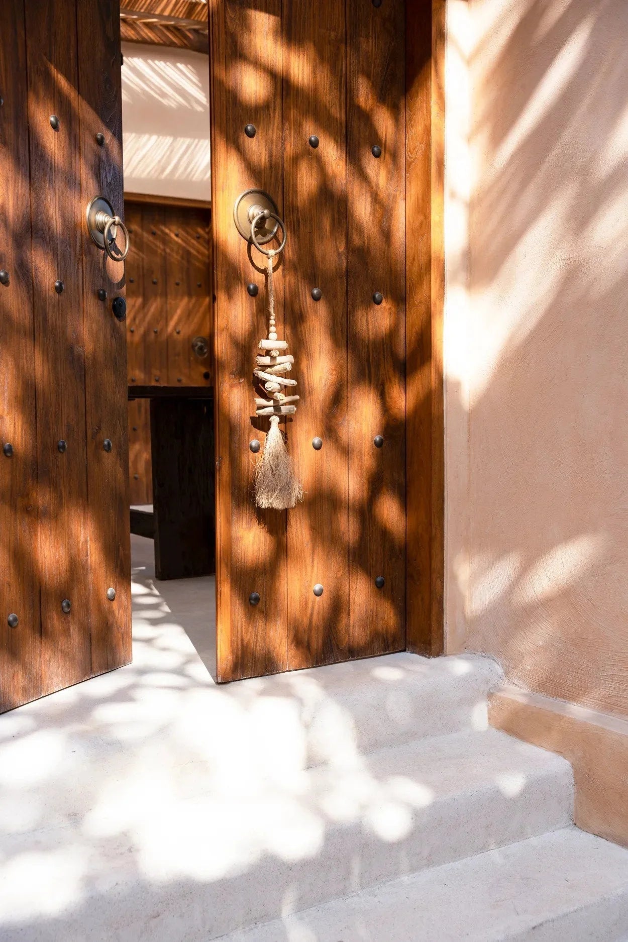 Porte en bois rustique avec quincaillerie laiton et pompon raphia