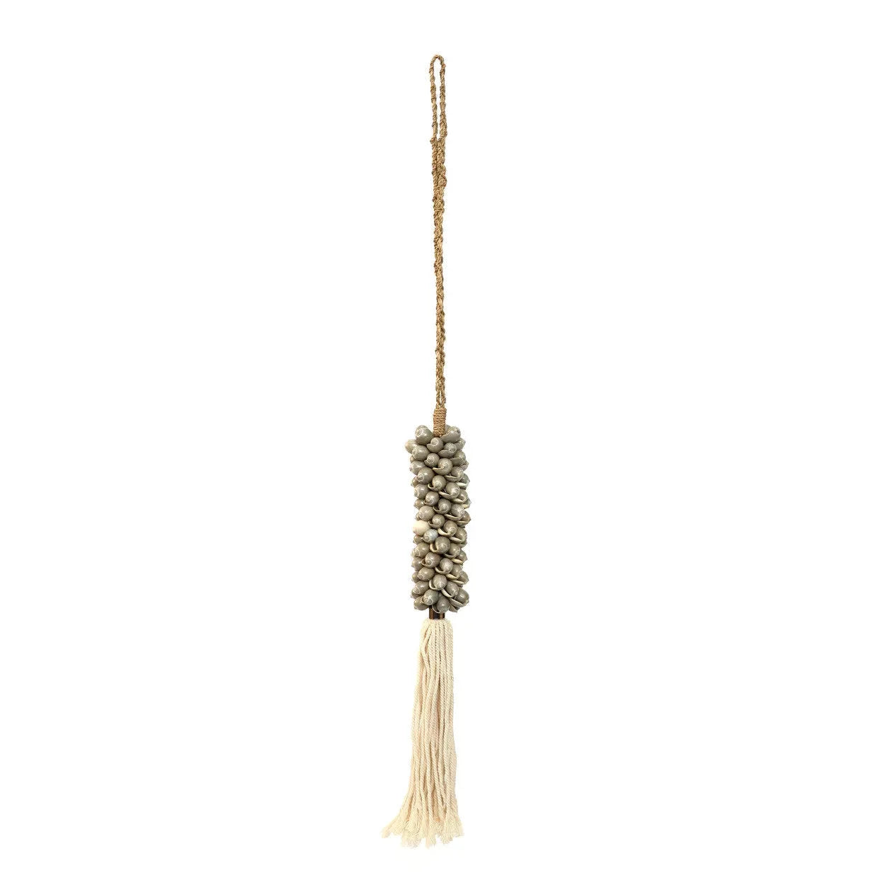 Ornement mural en coquillages et coton gris perle avec tassel suspendu par une corde tressée