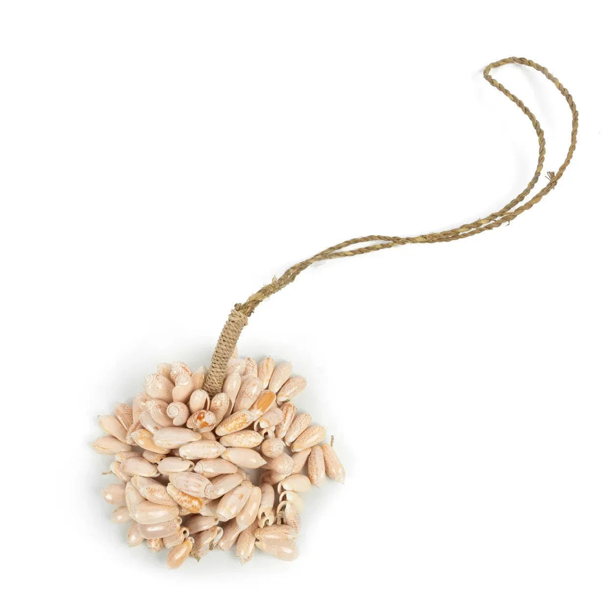 Cluster de coquillages rose crème liés par corde végétale pour pompon mural