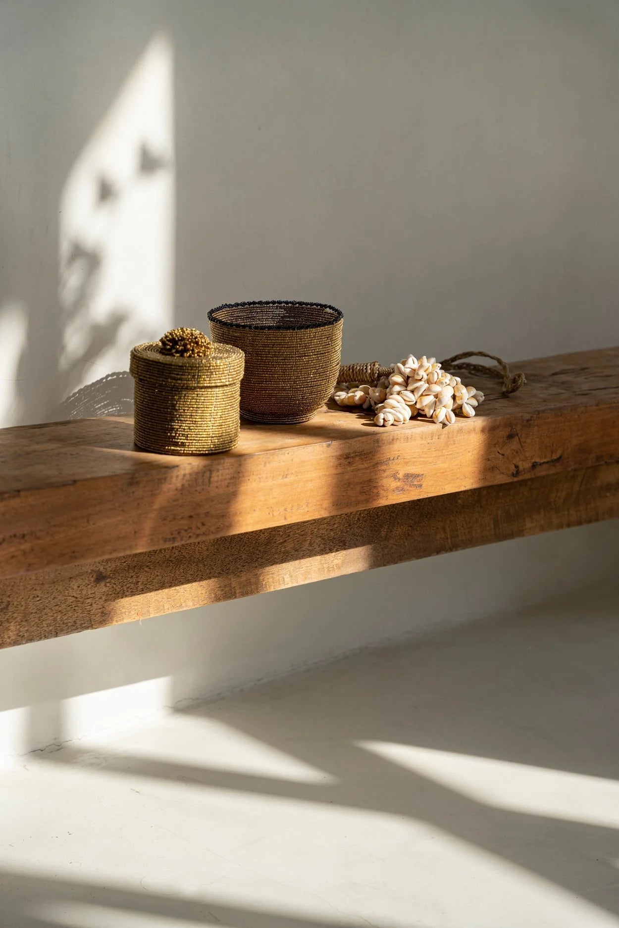 Mural pompon en coquillages crème-beige et corde végétale