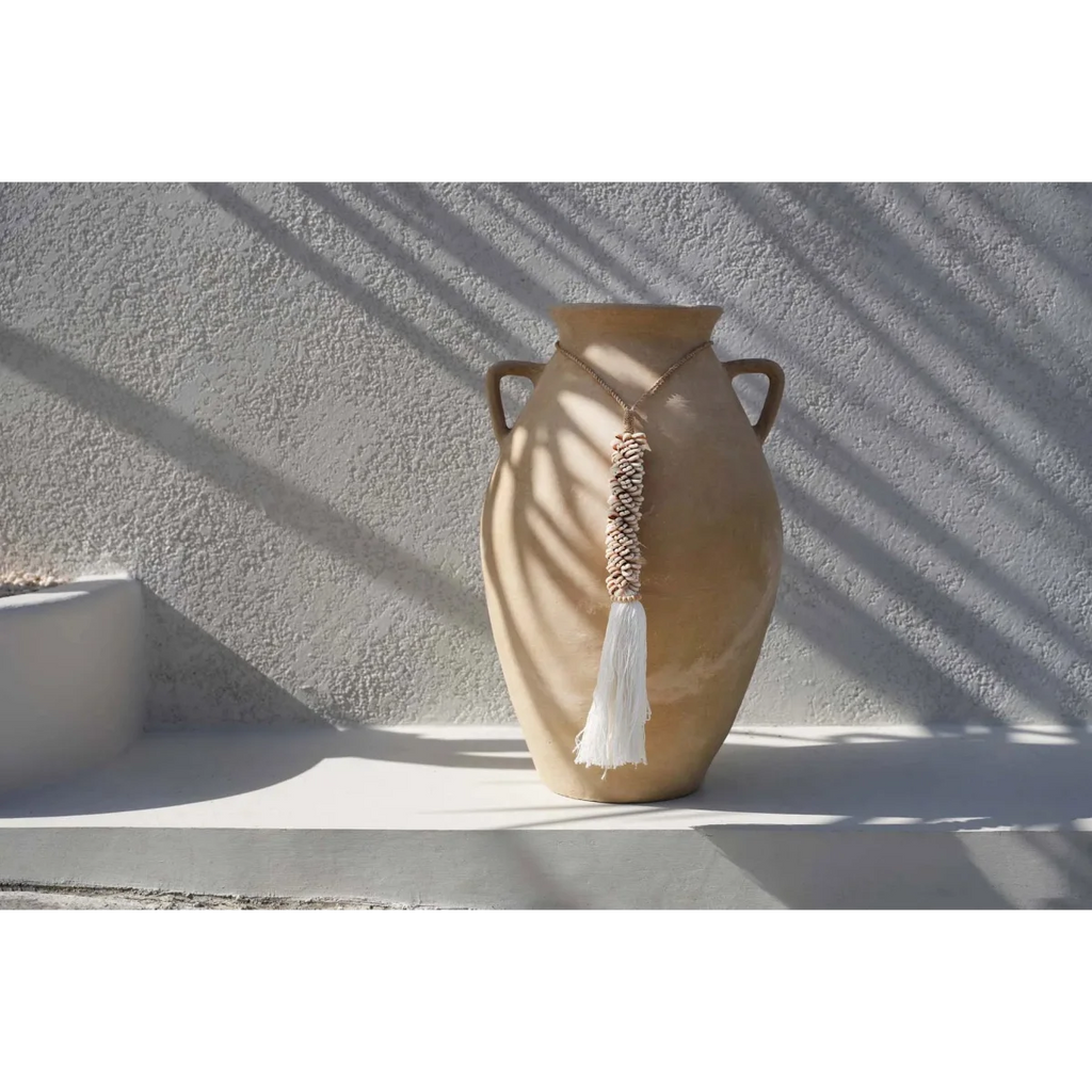 Vase en céramique tan avec anses dorées et détail de pompon tissé