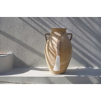 Vase en céramique tan avec anses dorées et détail de pompon tissé