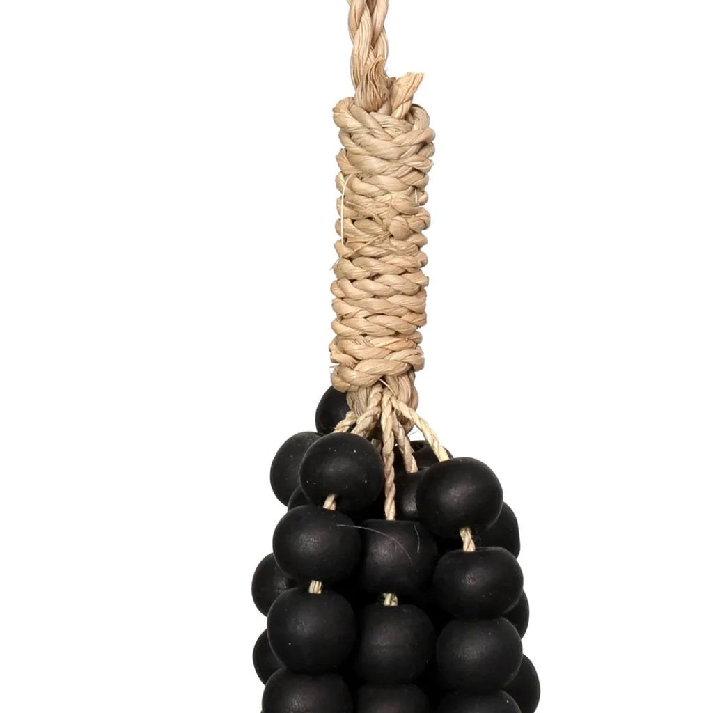 Tassel décoratif en perles de bois noires suspendu par un cordon naturel