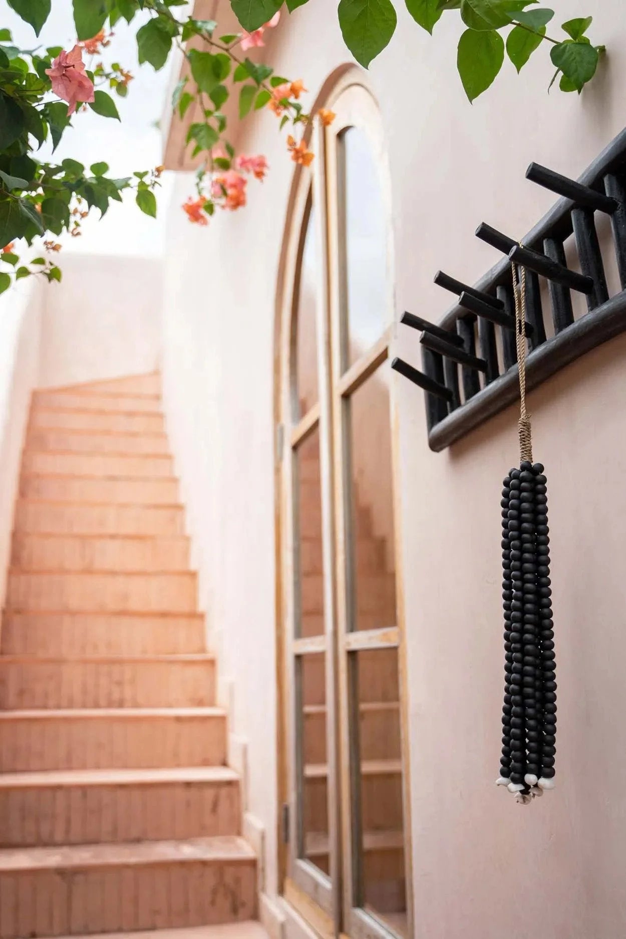 Tassel en perles de bois noires suspendu par un cordon naturel pour la décoration