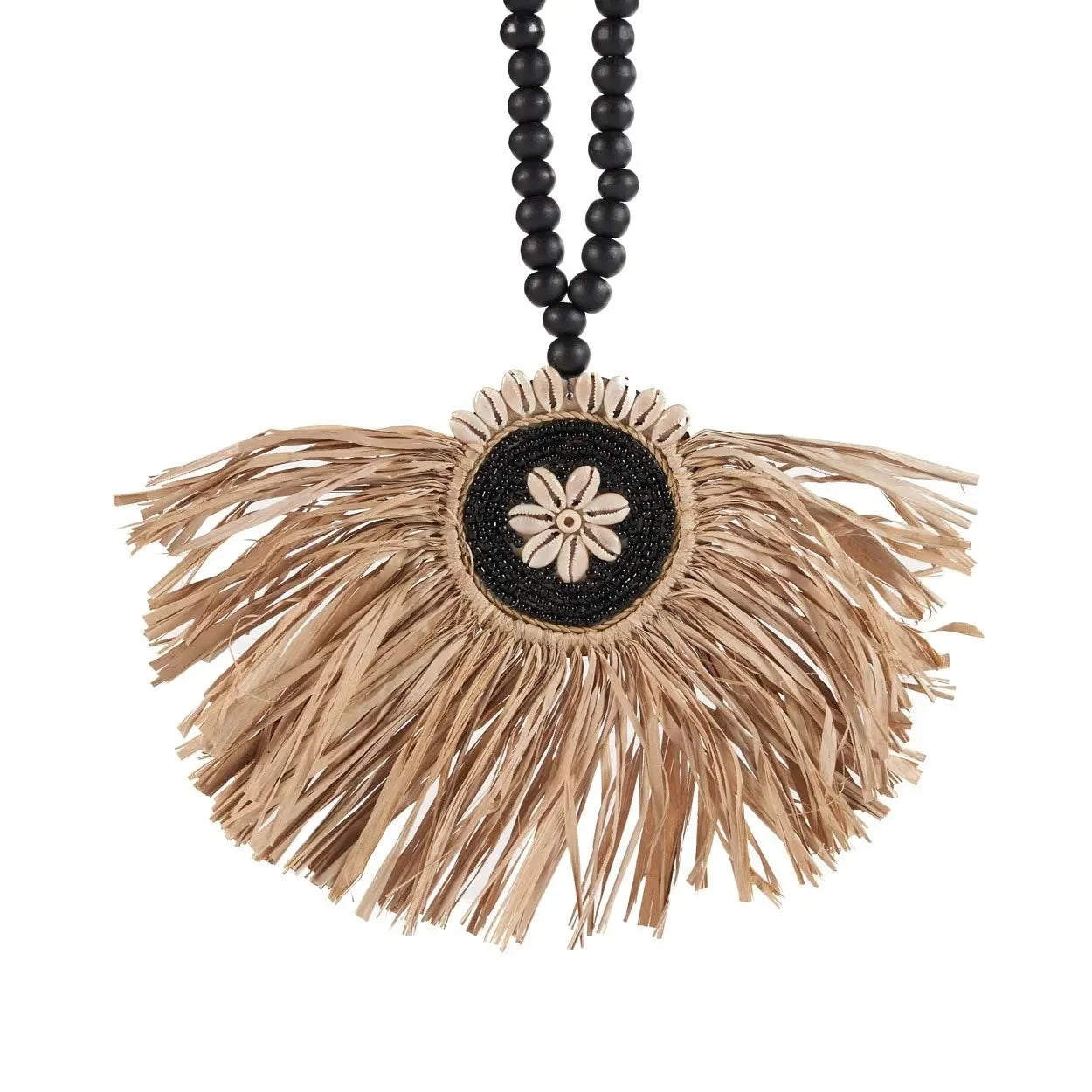Collier en perles noires avec pendentif en raphia et coquillage pour le Pompon mural en Raphia noir et naturel