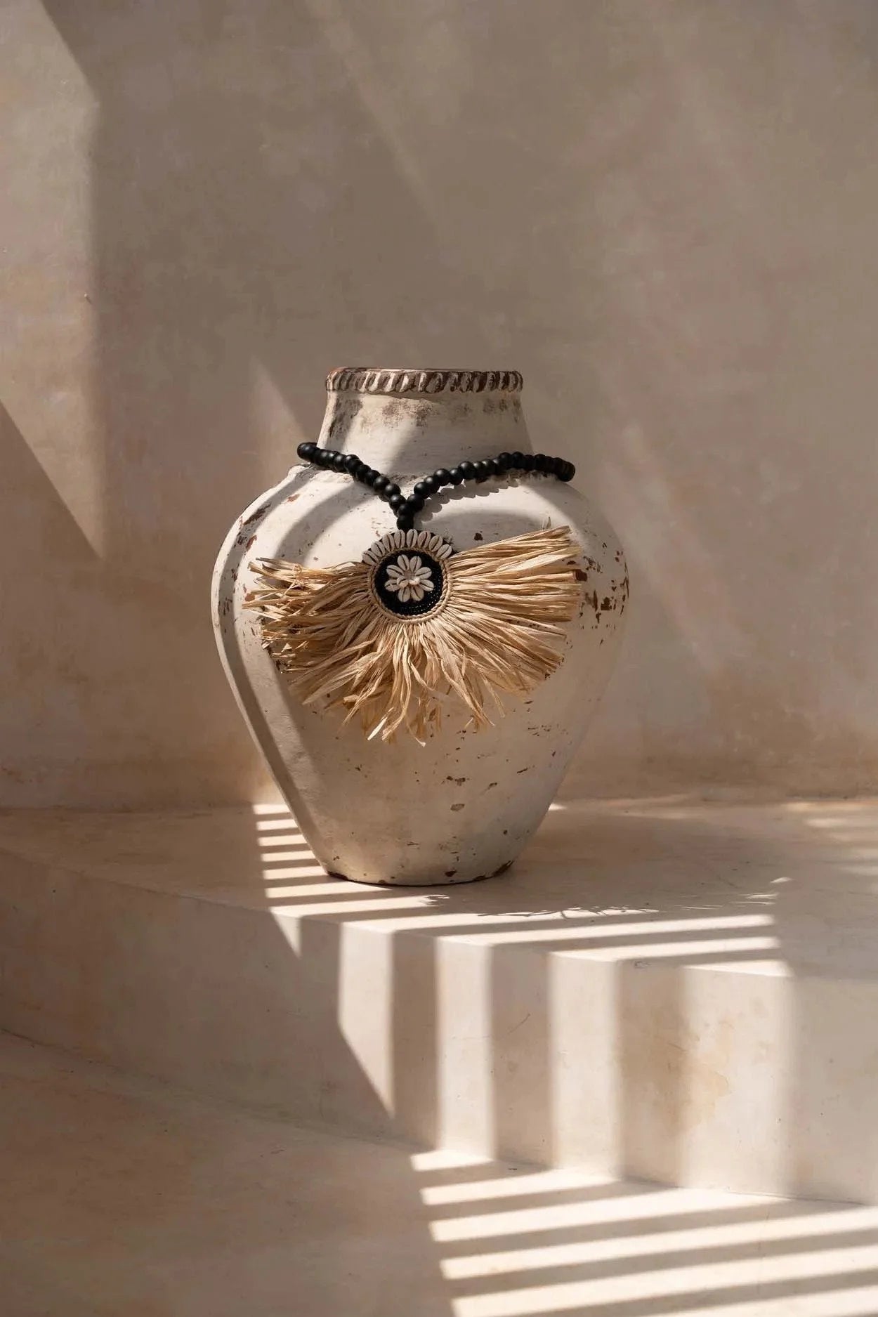 Vase blanc rustique avec collier de perles et pendentif fleur en rafia pour Pompon mural