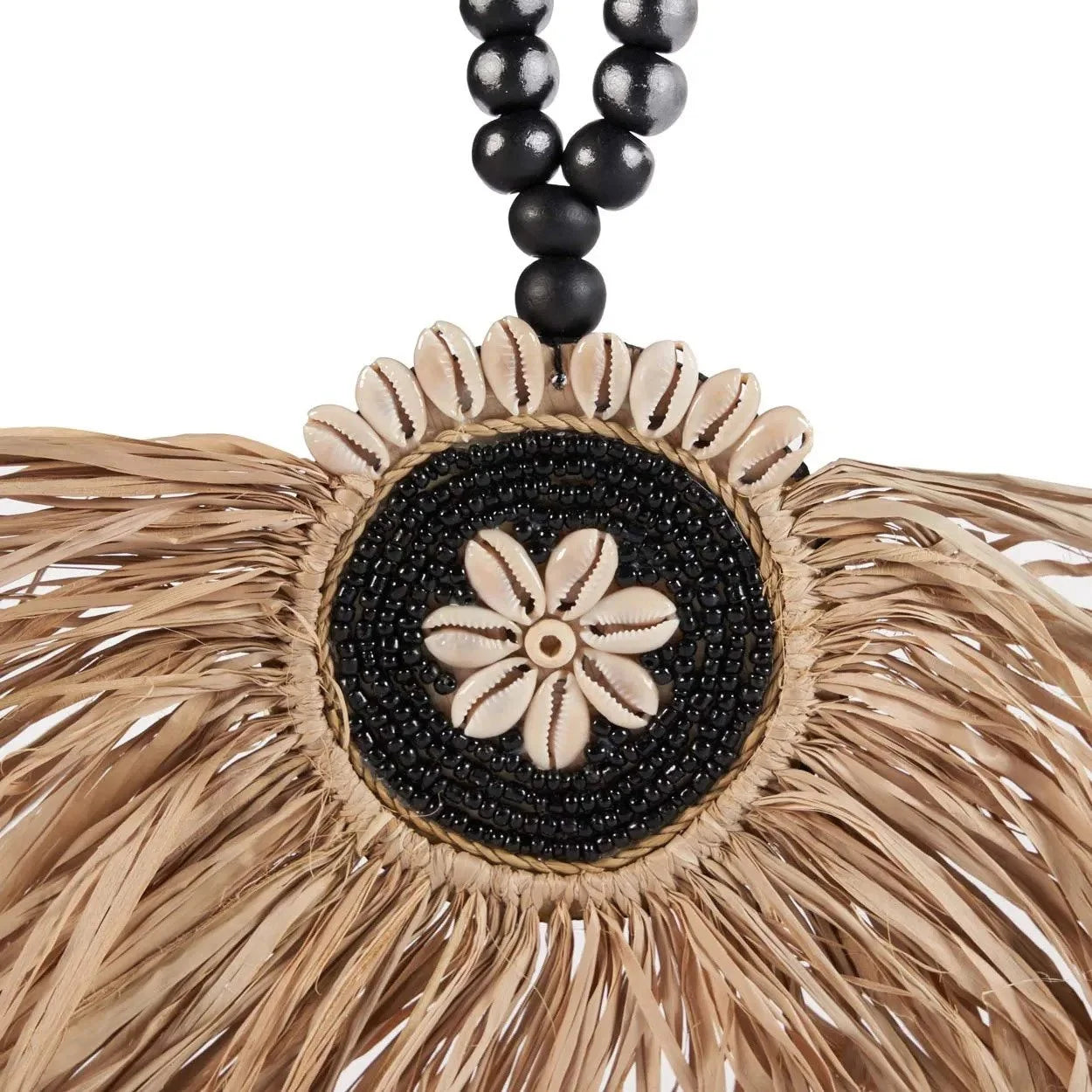 Pendentif bohème en perles et coquillage avec rafia et fleur centrale