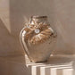 Vase blanc distressed avec embellissement en paille pour Le pompon en raphia Bunga Naturel