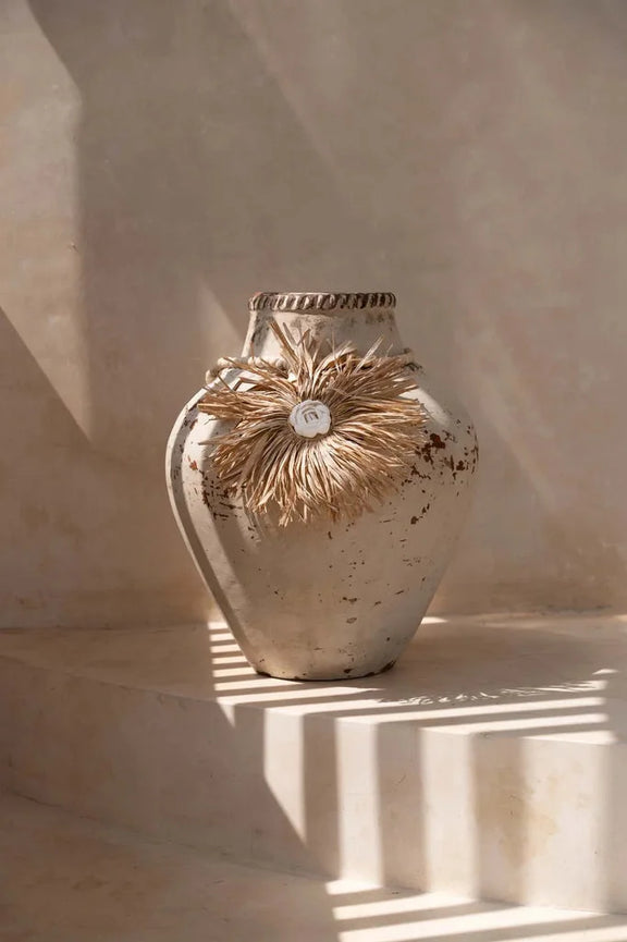 Vase blanc distressed avec embellissement en paille pour Le pompon en raphia Bunga Naturel