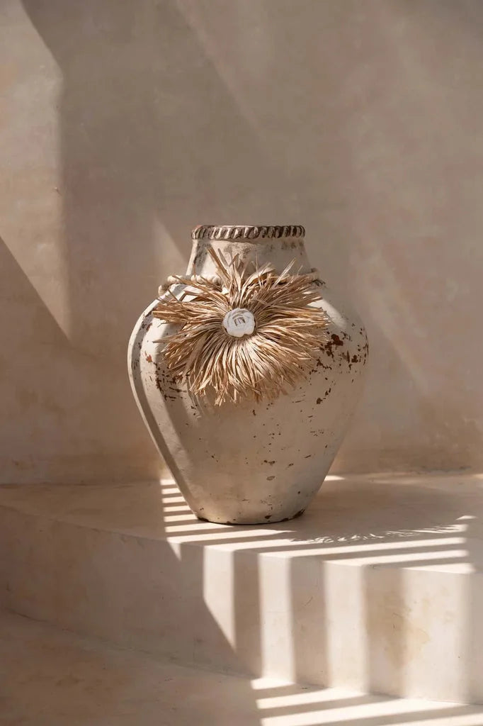 Vase blanc distressed avec embellissement en paille pour Le pompon en raphia Bunga Naturel