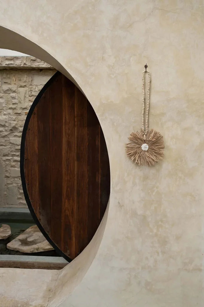 Porte en bois unique avec décoration en paille pour le produit Le pompon en raphia Bunga Naturel