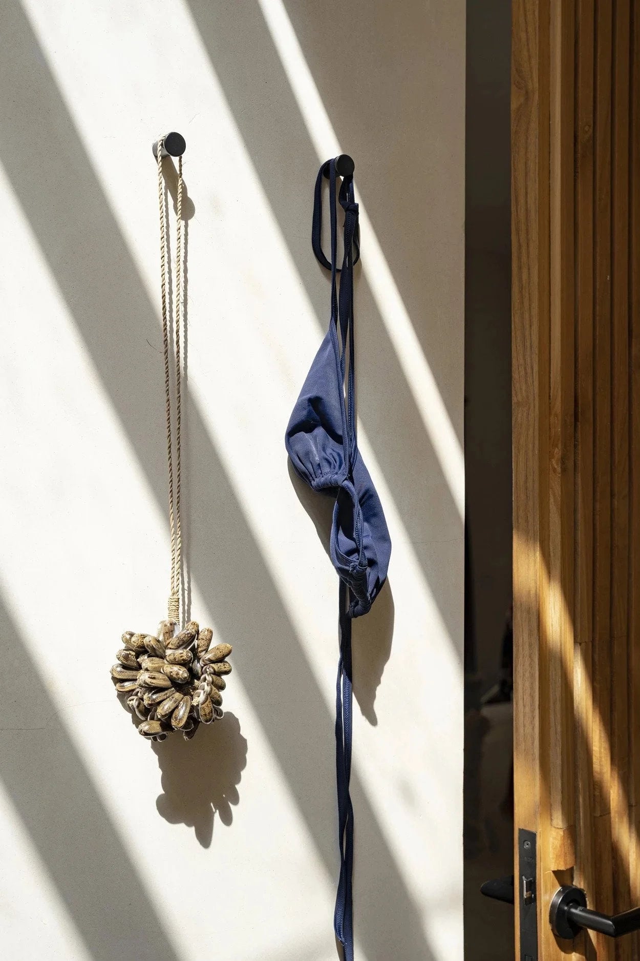 Maillot de bain bleu suspendu avec coquillages naturels pour mur ou rideau
