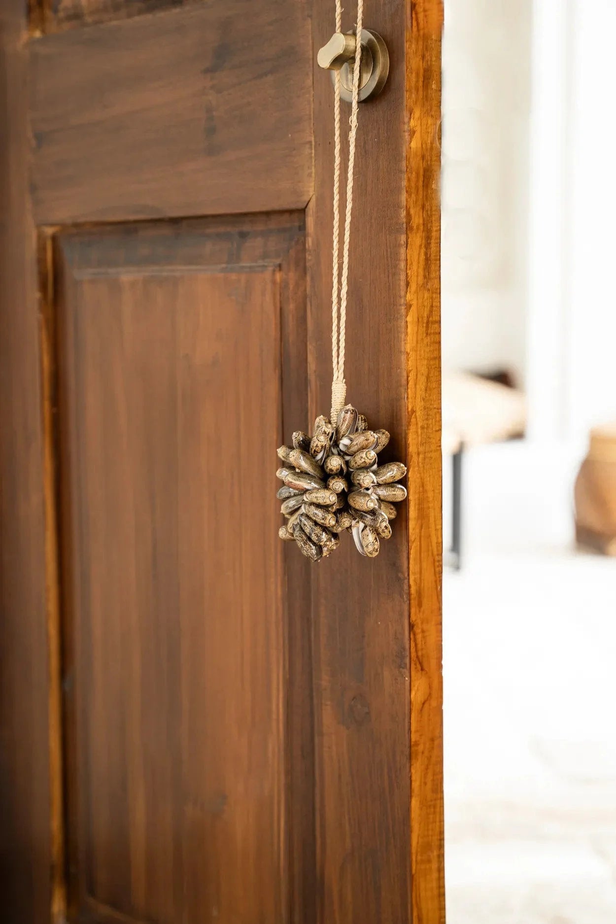 Ornement en bois pour porte ou mur, avec pompons en coquillages naturels marron