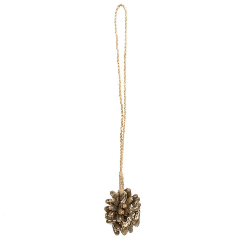 Pompon suspendu en coquillages naturels marron pour mur ou rideau