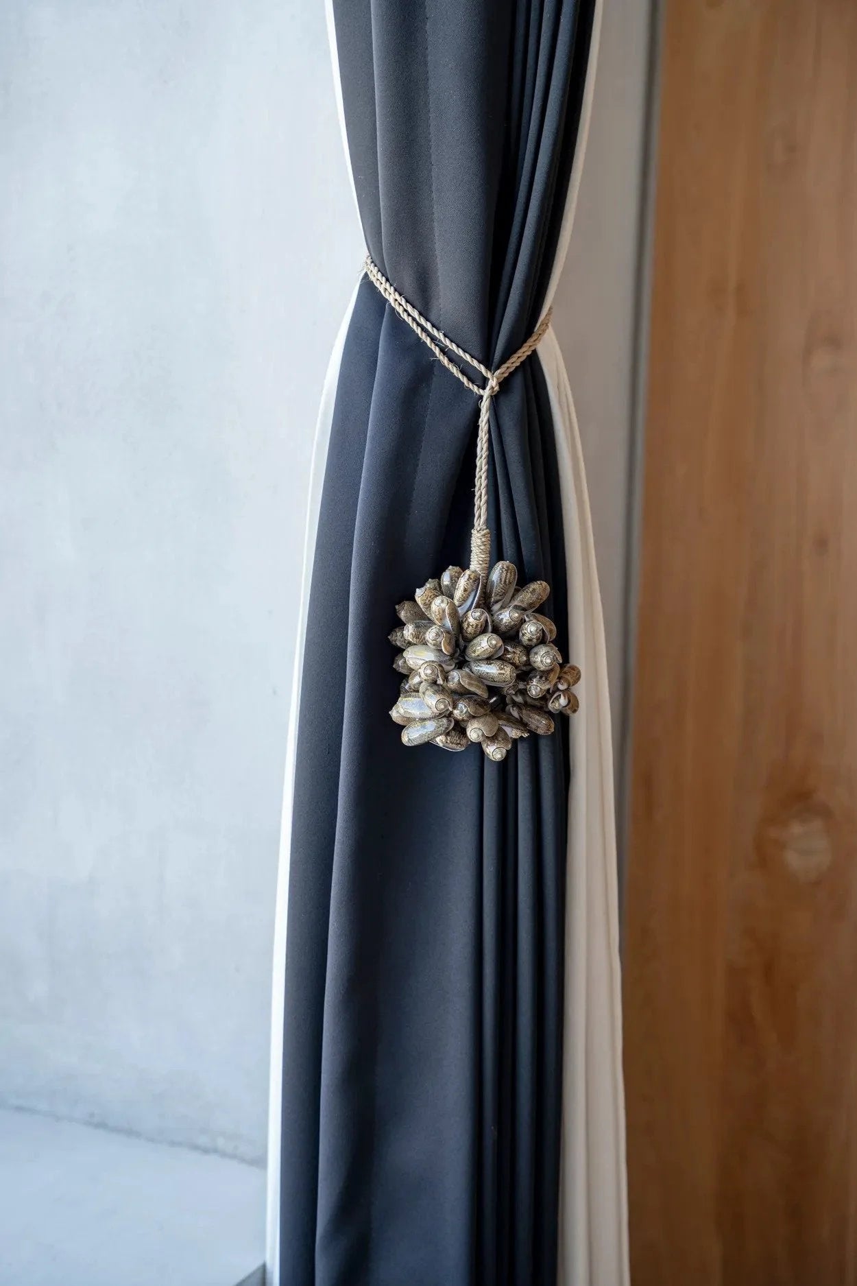 Rideau gris et blanc avec tieback décoratif, idéal pour Mur ou Rideau Pompon coquillages