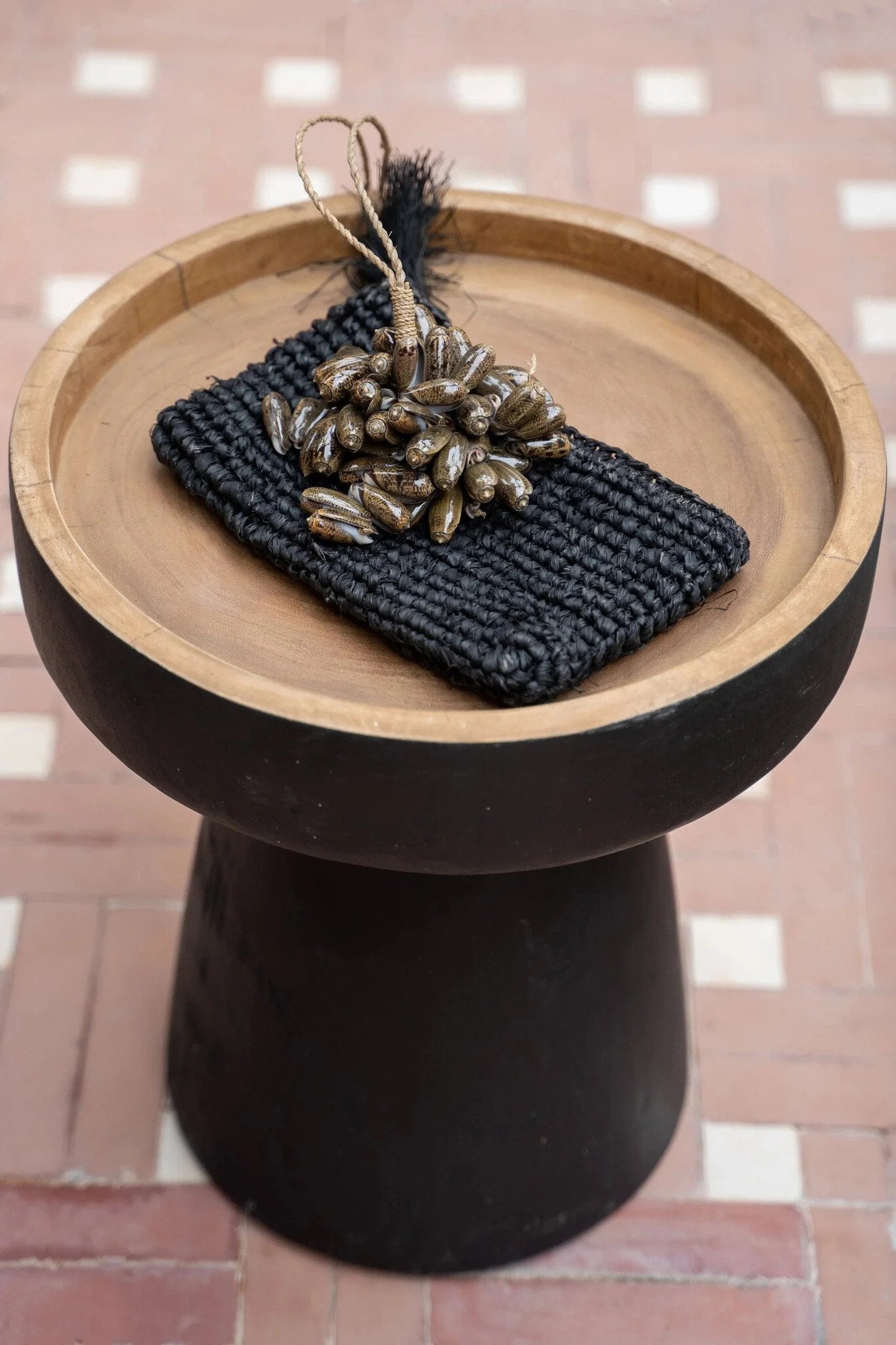 Clutch tissée noire avec perles, adaptée au produit Pompon suspendu en coquillages naturels marron