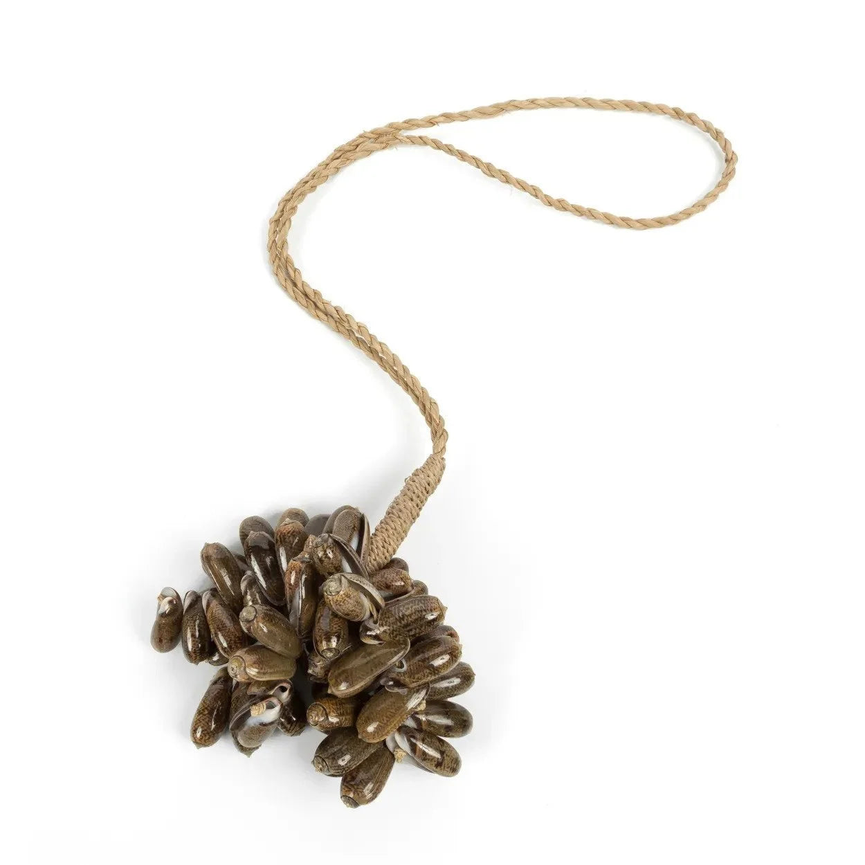 Pendentif en coquillages naturels marron avec cordon tressé pour mur ou rideau