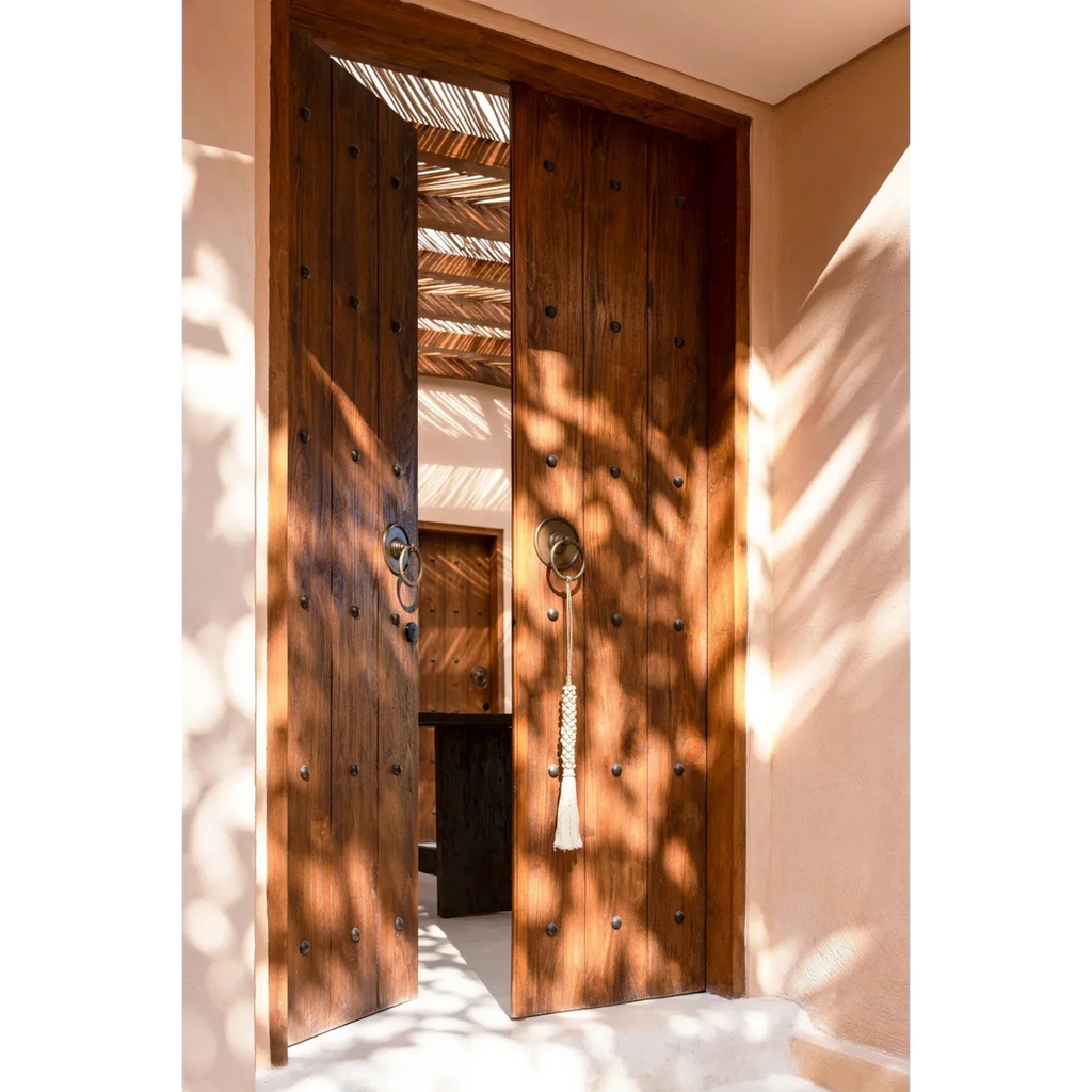 Porte double en bois avec pompon et quincaillerie laiton