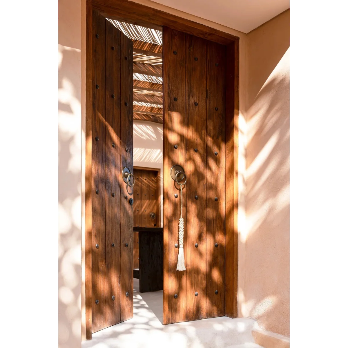 Porte double en bois avec pompon et quincaillerie laiton