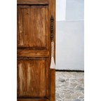 Porte en bois brun foncé avec poignée en laiton ornée