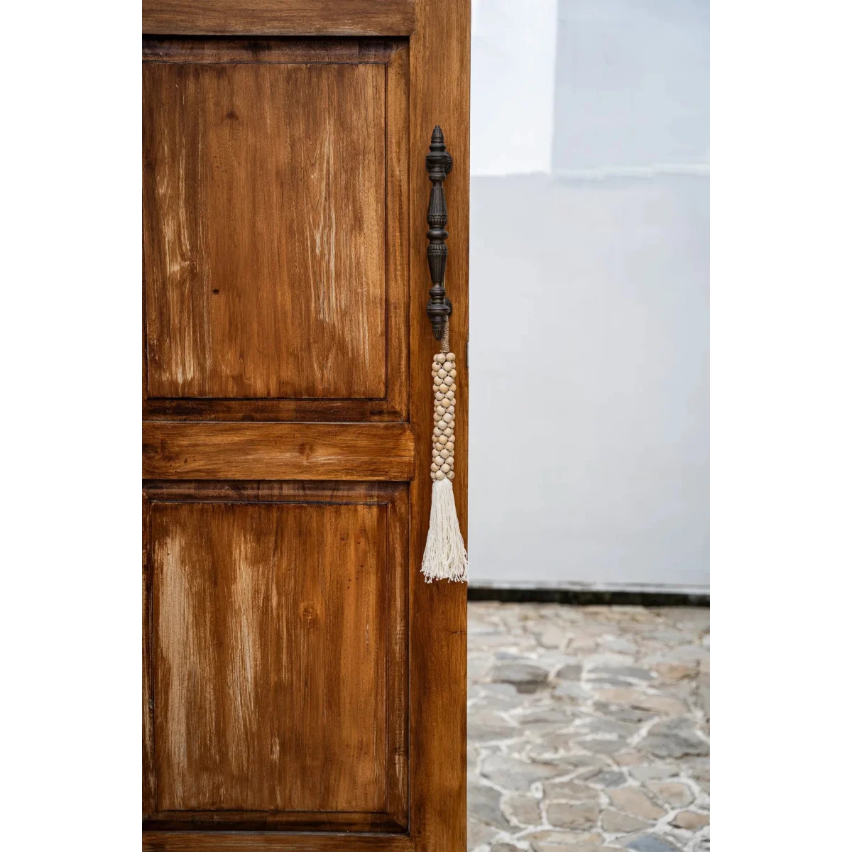 Porte en bois brun foncé avec poignée en laiton ornée