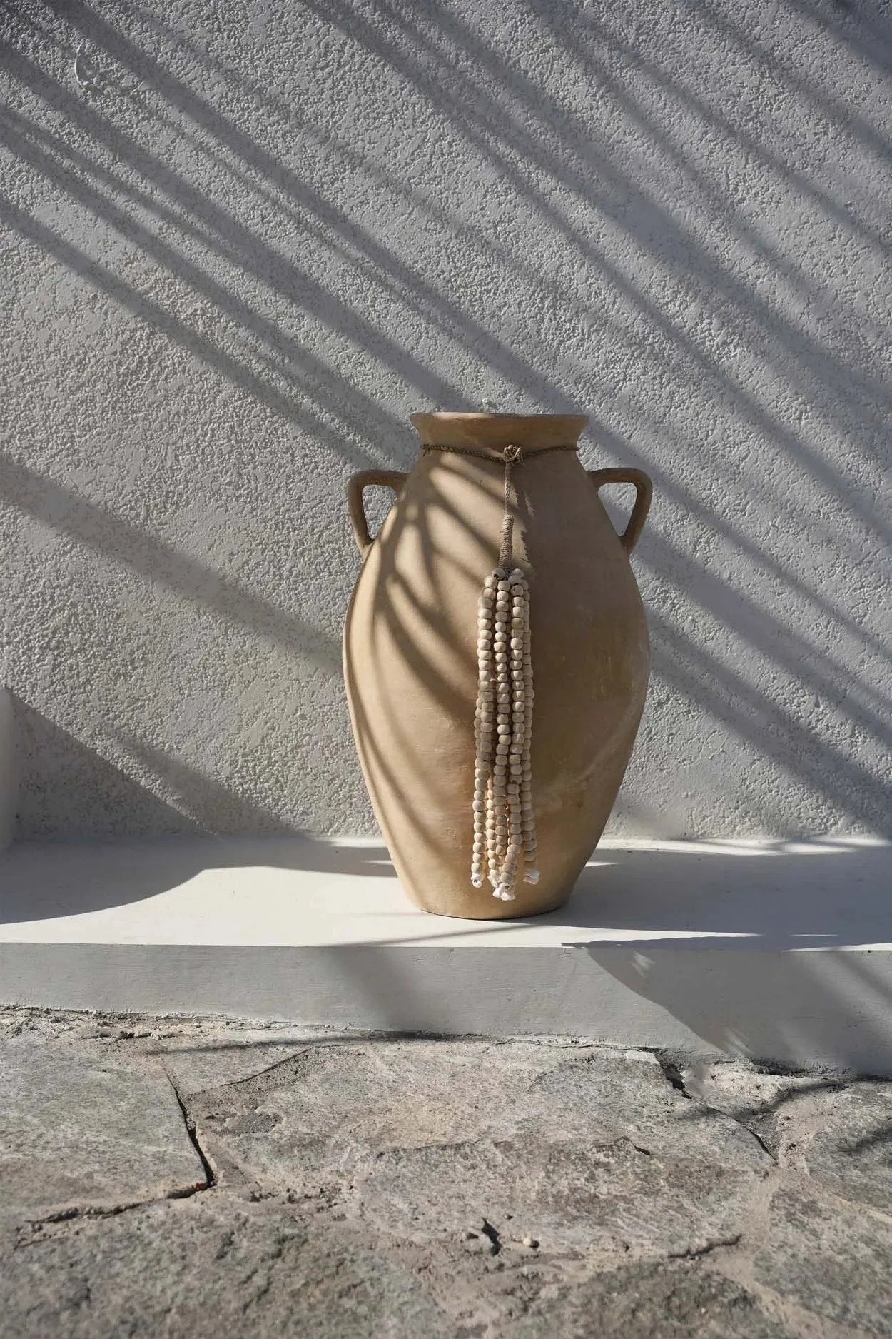 Vase en terre cuite avec pendentif en perles de bois naturels fait main